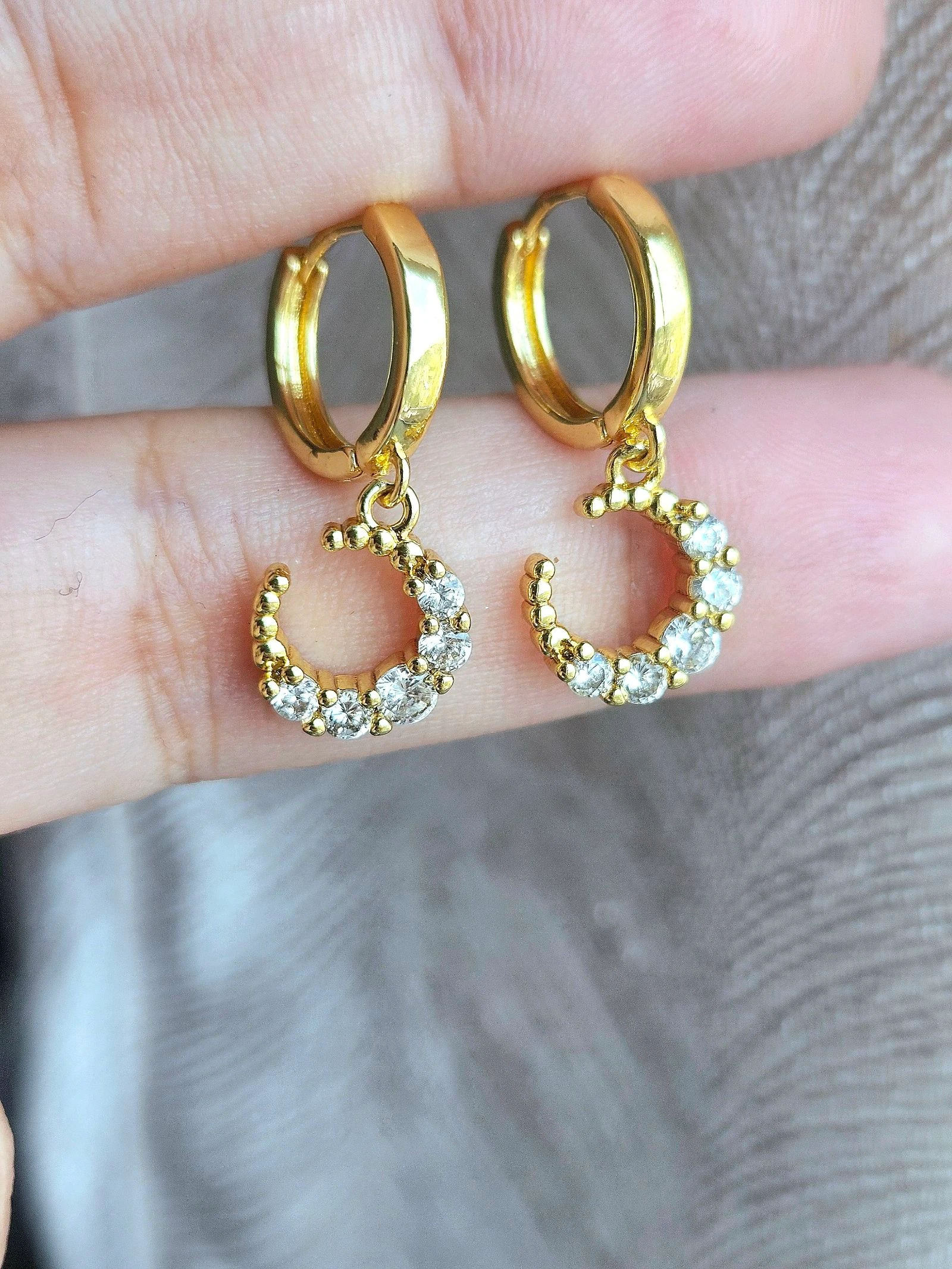 Stainless steel moon earring – photo 3